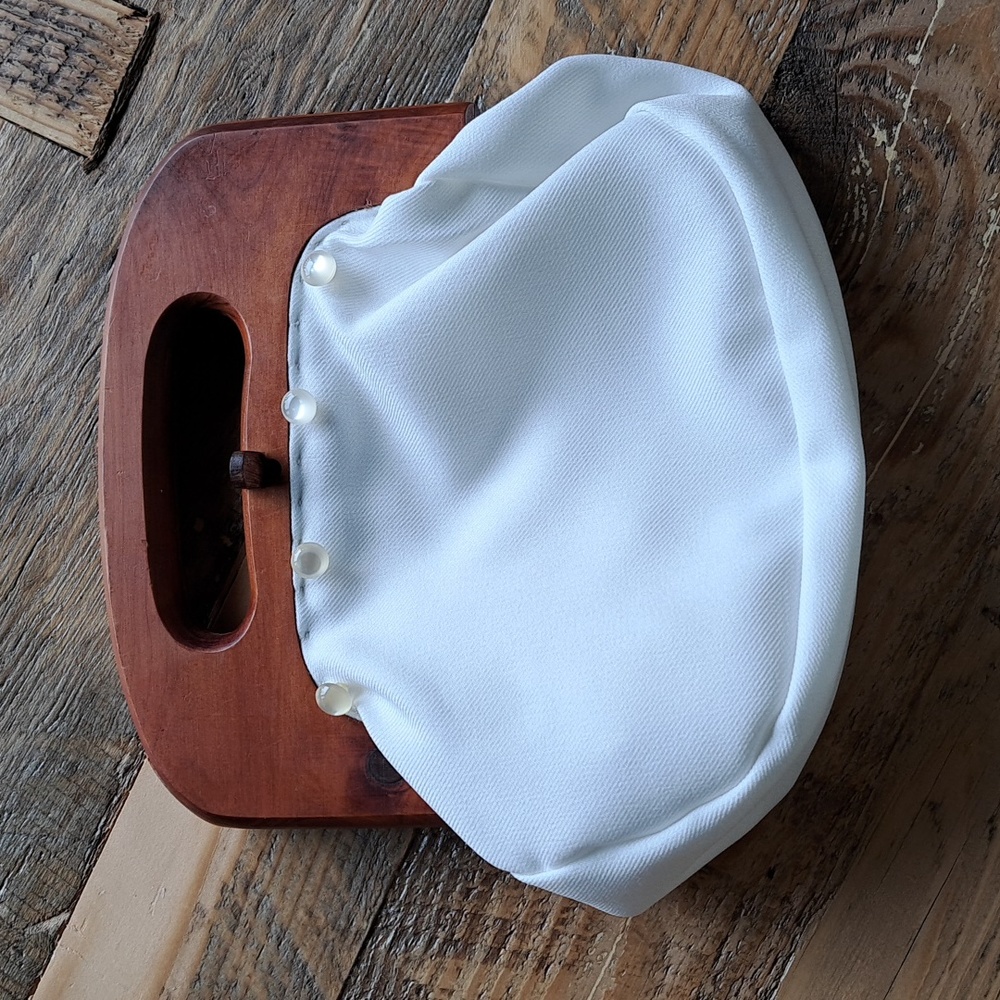 VINTAGE Smith's Bermuda wooden handled purse with white liner.